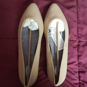 Tan pointed toe flats